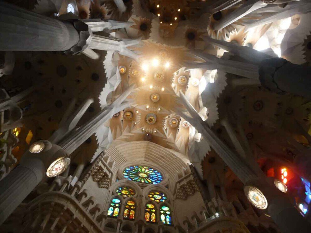 Soffitti della Sagrada Familia La Sagrada Familia ha imponenti pilastri e enormi vetrate