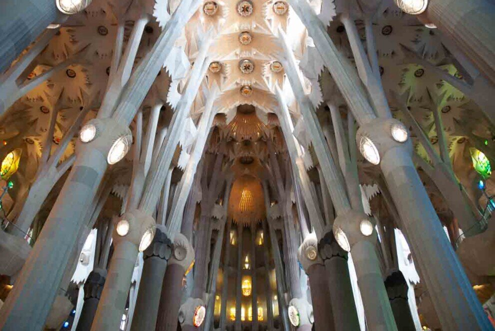 Archi della Sagrada Familia Gli archi, hanno una forma unica composta da chiavi di volta perforate per consentire l'arrivo di calore naturale