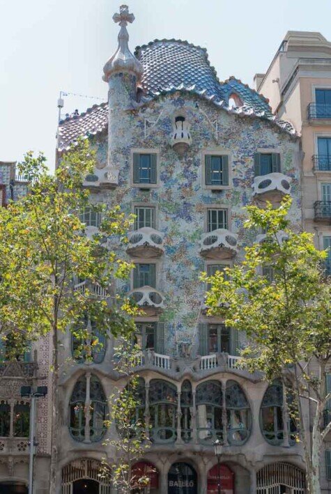 Barcellona Casa Batlò Casa Batlló è uno dei due grandi edifici disegnati da Antoni Gaudí su Passeig de Gràcia