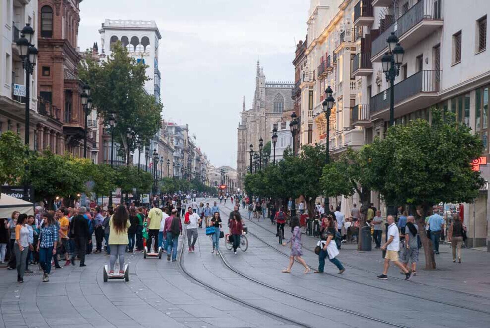 Avenida de la Constitucion, la strada principale di Siviglia. Tanta gente su una strada larga e pedonale con i binari del tram.