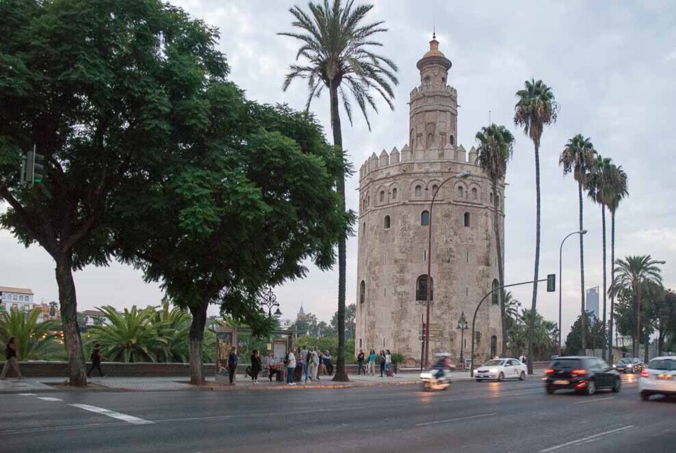 La Torre dell'Oro la torre di controllo militare di Siviglia La Torre dell'Oro è una torre di controllo militare che si erge sul lungo fiume di Siviglia.