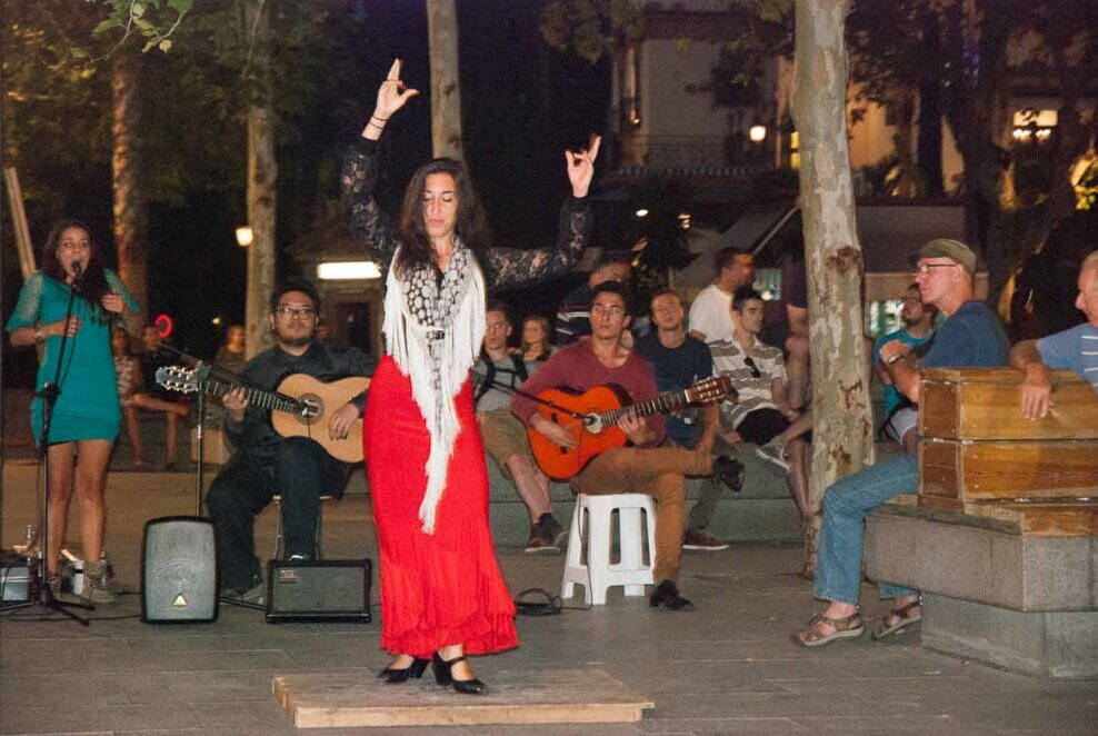 Flamenco di strada Due ragazze ballano il flamenco in strada coadiuvate dai suonatori.