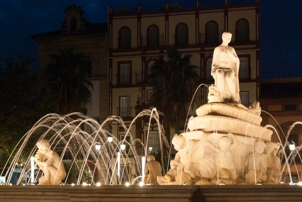 Siviglia, fontana alla Puerta de Jerez. Fontana della Puerta di Jerez di Siviglia ubicata nella omonima piazza sovrastata da figure allegoriche