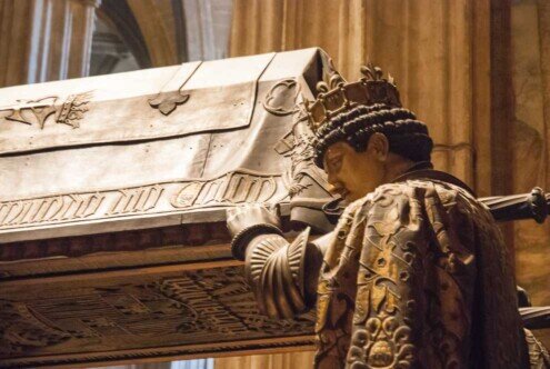Uno degli araldi che rappresentano le 4 corone di Spagna Un araldo sostiene il feretro delle supposte spoglie di Cristoforo Colombo.