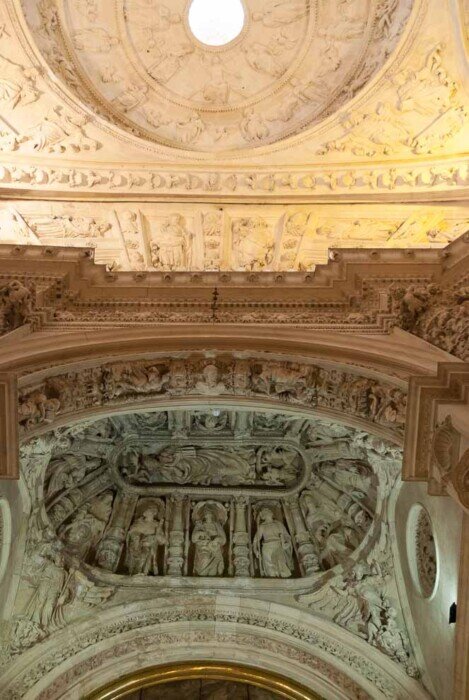 Soffitto della Cattedrale di Siviglia Particolare del soffitto della Cattedrale di Siviglia con scolpiti personaggi religiosi.
