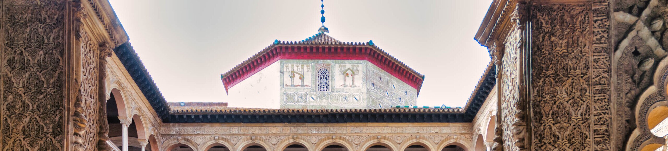 Patio de las doncellas Cupola sul tetto di un edificio moresco con decorazioni arabe