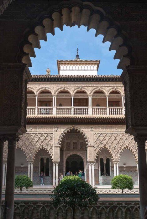 Patio de las donzellas Alcazar, patio visto dall'interno di un'arcata