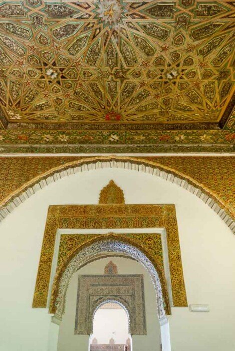 Uno dei spoffitti del Real Alcázar de Sevilla Soffitto con fitti intrecci decorativi nel Real Alcazar.