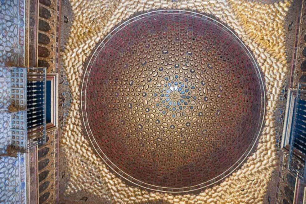 Cupola in legno della Sala degli Ambasciatori Cupola fatta di legno interlacciato, scolpito e dorato in oro, in stile moresco.