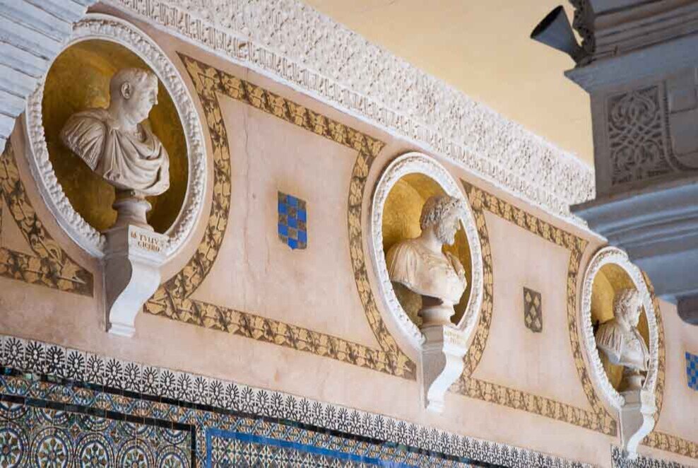 Nei cornicioni, busti di imperatori romani portati dall'Italia. Sui cornicioni della casa di pilato i busti di imperatori romani.
