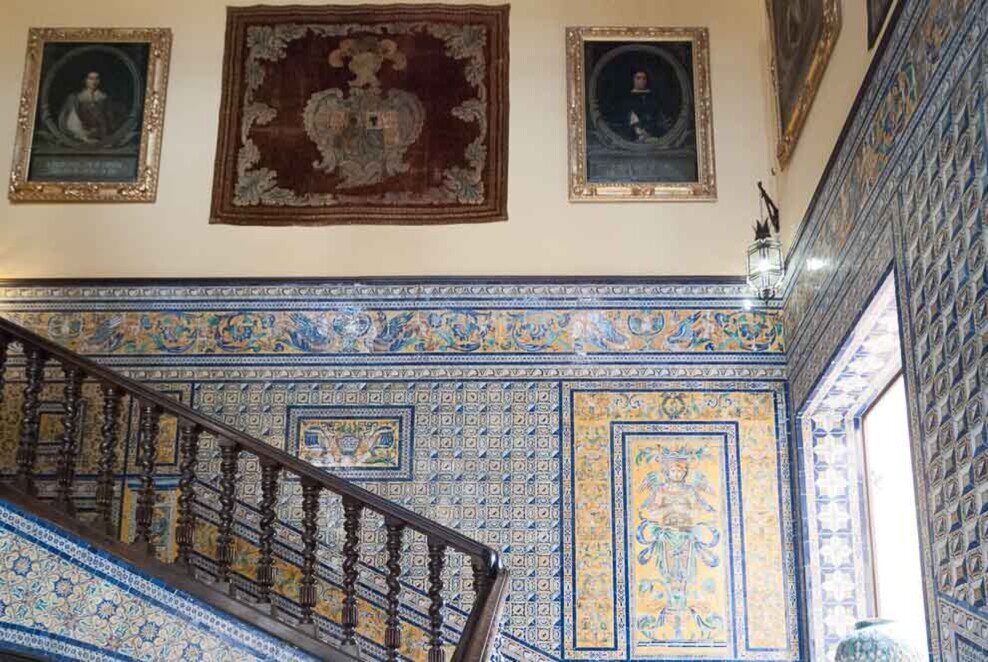 Scalinata della casa della Contessa Lebrijia. Pareti decorate e quadri lungo la scalinata della casa della Contessa Lebrijia.