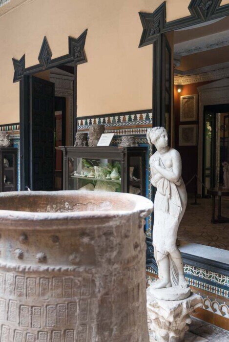 Statue e vasi archeologici nella casa della contessa lebrijia Statue e vasi archeologici nella casa della contessa lebrijia