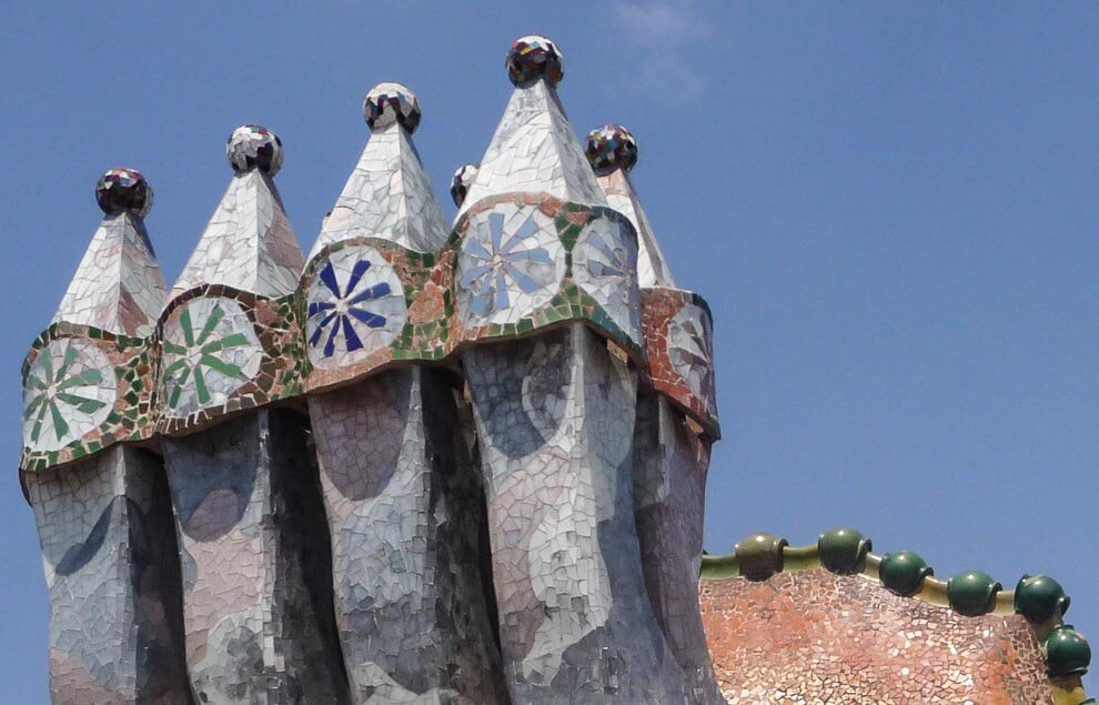 Casa Batllò camini I camini di Casa Batllò sono 27 Casa Batllò. Il tetto, è un'altra opera d'arte in sé, soprattutto a causa dei 27 camini simili ai funghi.