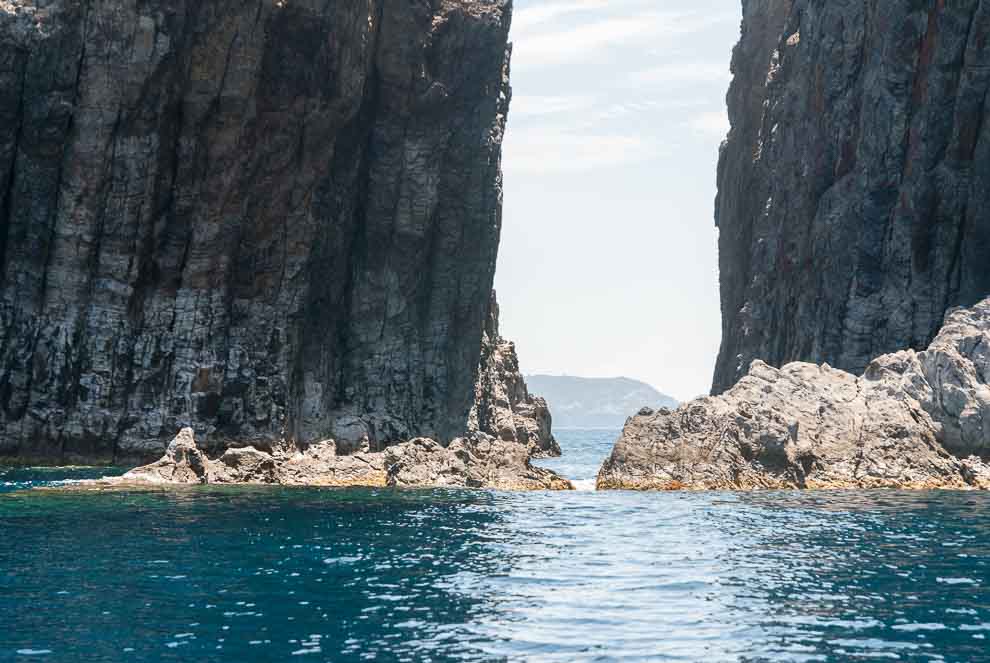 Isola di Palmarola Una grande formazione rocciosa nell'acqua.-Isola di Palmarola.