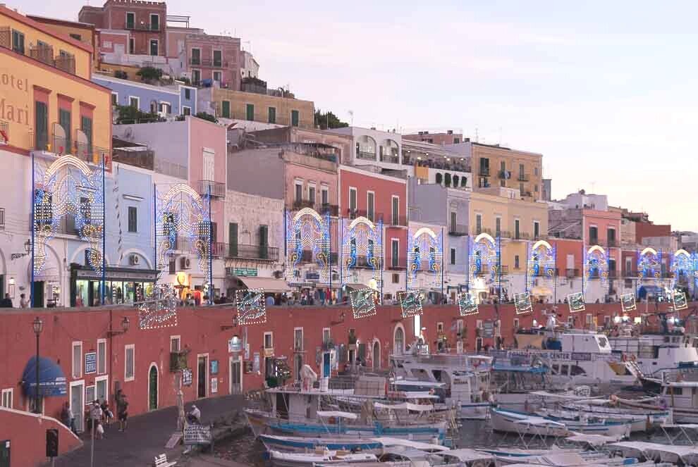 Il porto borbonico di Ponza, posto su due livelli, in basso approdano le barche e in alto le vecchie case dei pescatori.