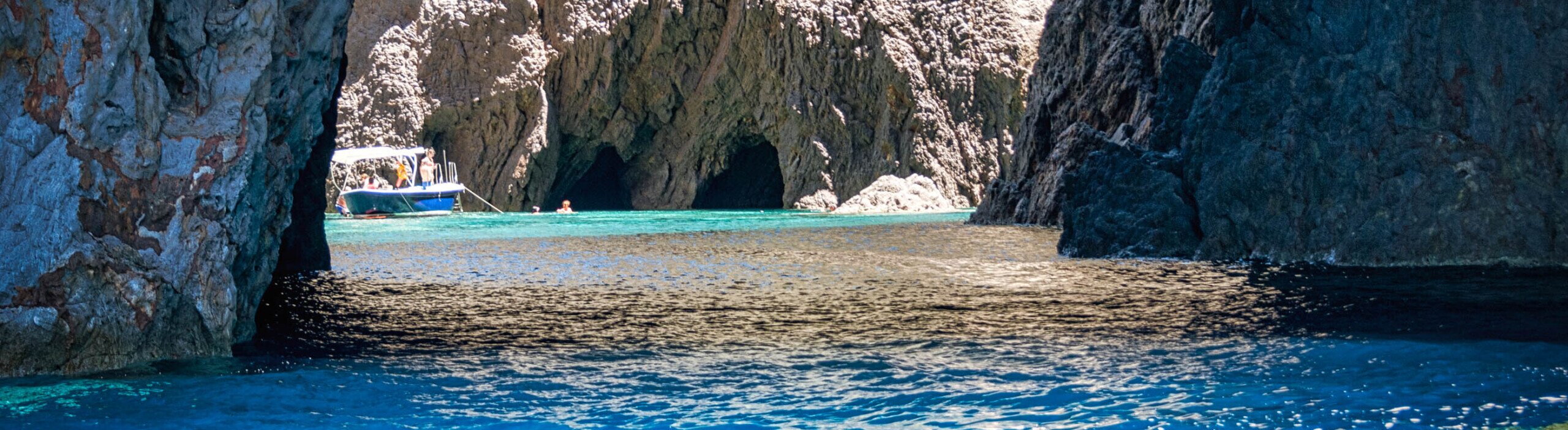 Un arco naturale nell'iridescente mare dell'isola di Palmarola