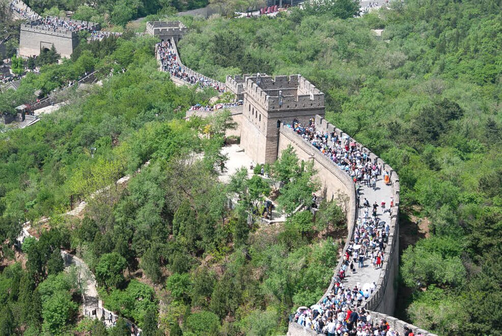La grande muraglia Una muraglia a forma di seprentina vista dall'alto a Badaling in Cina.