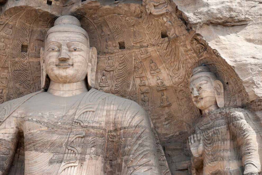 La statua del buddha Sakyamuni e a fianco un Bodhisattva.