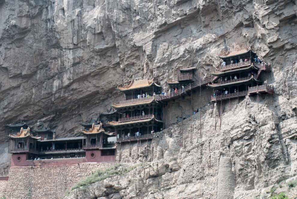 Tempio cinese sospeso sulla perete di una montagna, noto come tempio sospeso di Datong.