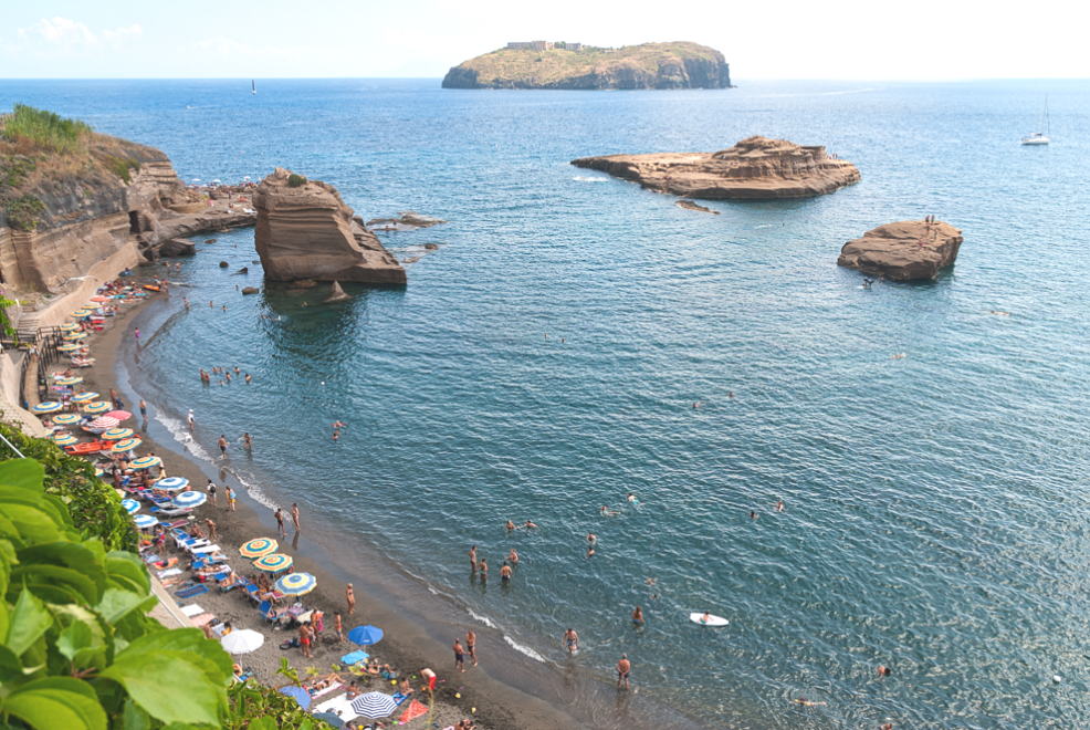 Una caletta con faraglioni a Ventotene