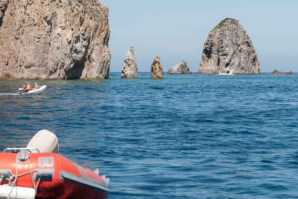 Isola di Palmarola-i faraglioni di mezzogiorno Di fronte alla poppa di una barca appaiono i faraglioni di mezzogiorno all'isola di Palmarola.