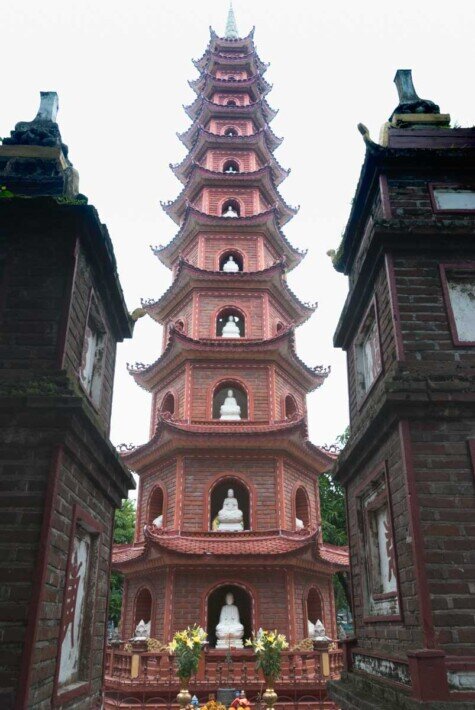 L'alta pagoda di tran quoc fatta a più strati.