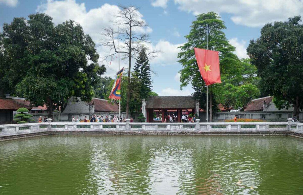 Un grande lago con parapetto chiamato il Pozzo della Chiarezza Celeste a Van Mieu.
