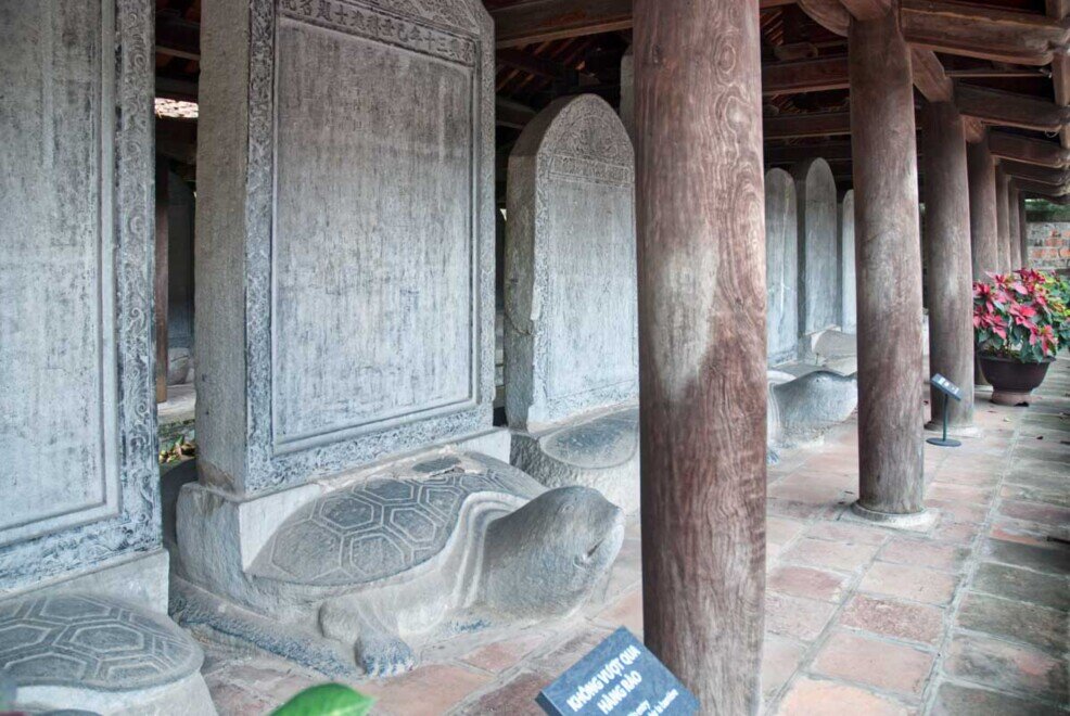 Una fila di stele di tartaruga all'università di Van Mieu
