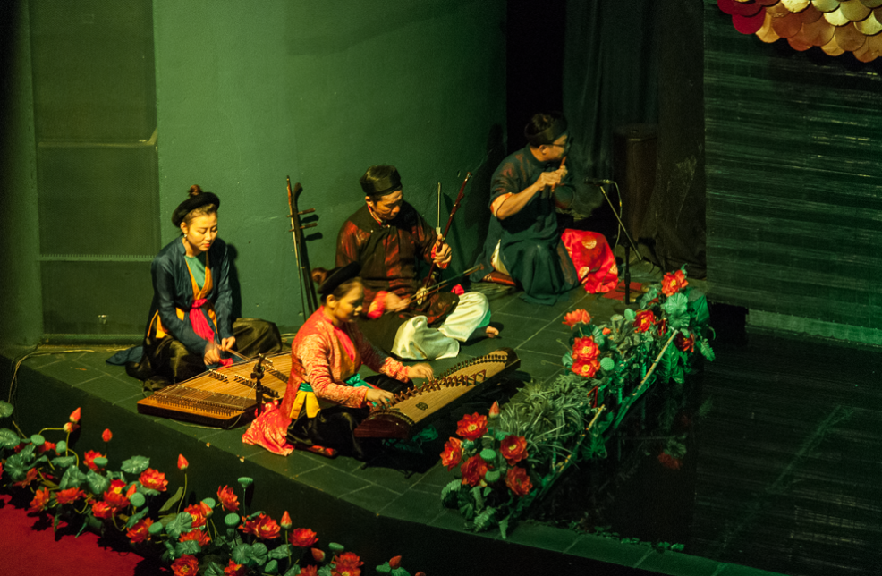 Un gruppo di suonatori immergono nella musica lo spettacolo delle marionette.