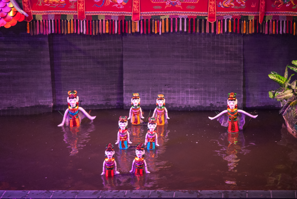8 marionette che emergono e si muovono sull'acqua che danno spettacolo.