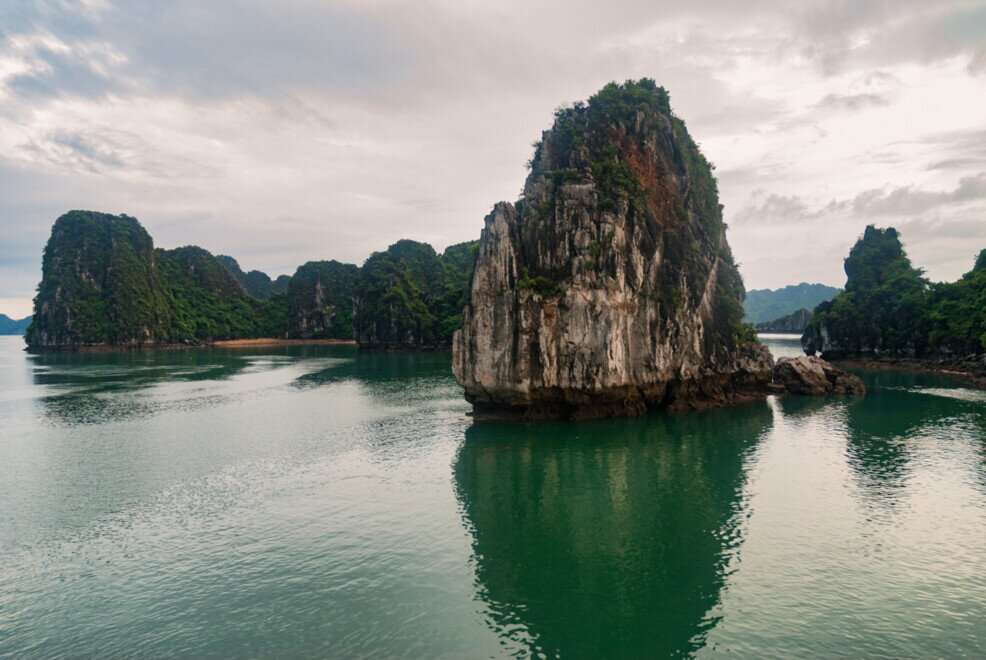 Alti e numerosi faraglioni nella Baia di Ha Long
