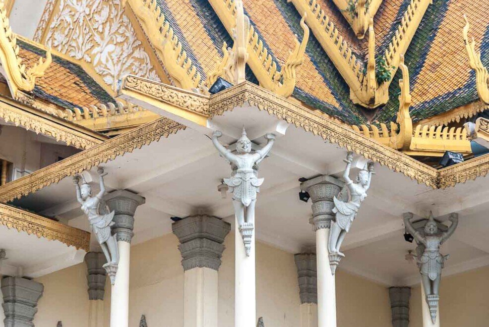 Phnom Penh-Palazzo Reale Sculture di celesti volanti sulla facciata del Palazzo Reale in Cambogia