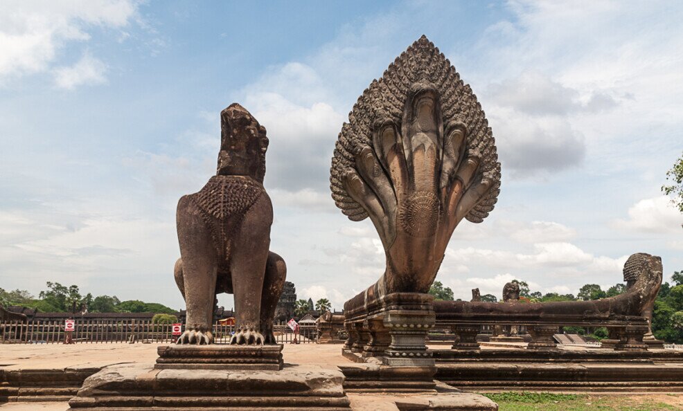 Angkor Wat il leone e il naga all'ingresso Grandi statue del leone guardiano e del naga a protezione dell'ingresso al tempio di Angkor Wat