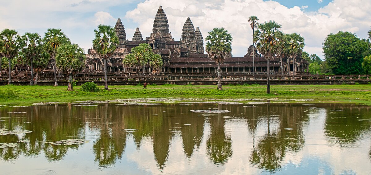 Tempio di Angkor Wat Tempio Cambogiano che si riflette sull'acqua