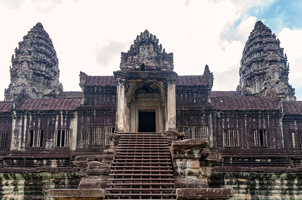 Lunga scalinata per salire verso le torri di Angkor Wat lunga scalinata ripida per raggiungere la vetta di Angkor Wat