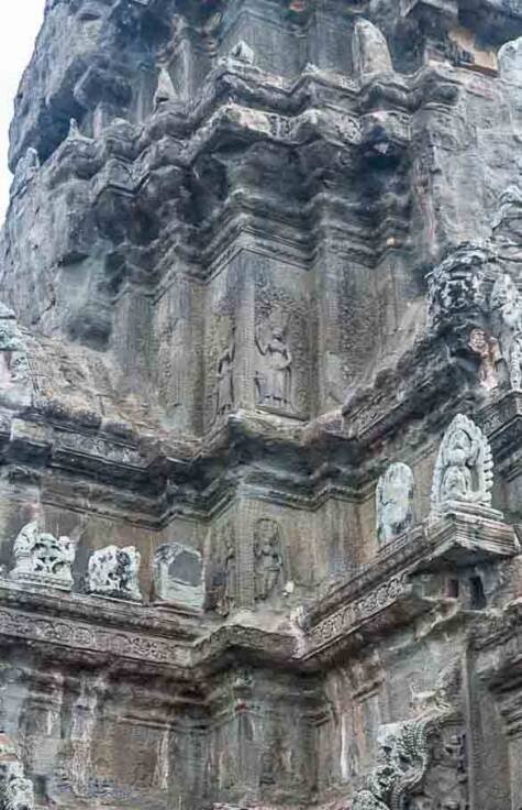 Angkor Wat la torre centrale Particolari della torre centrale dove sono ben visibili le apsara e statue venerative che la decorano