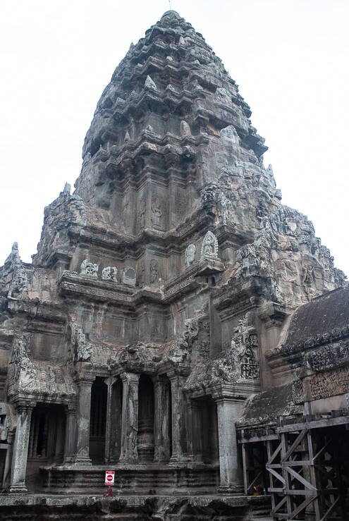 La grande torre centrale alta ben 65 metri di Angkor Wat Una torre alta 65 metri ricca di bassorilievi ad Angkor Wat.