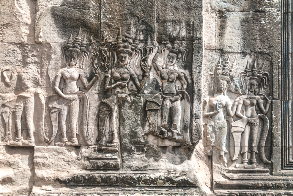 Bassorilievi di danzatrici apsara ad Angkor Danzatrici apsara scolpite su una parete