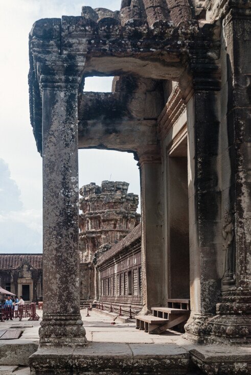L'ingresso al tempio di Angkor Wat Lunghe colonne in pietra danno l'accesso al tempio di Angkor Wat.