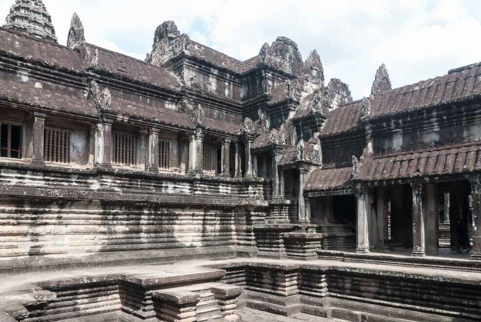 La vasca all'interno di Angkor Wat Il primo livello del tempio contiene una grande piscina.