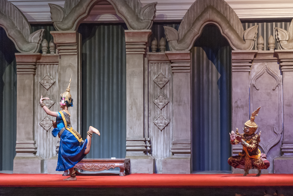Danza apsara in Cambogia Danzatrice apsara sfida un maligno