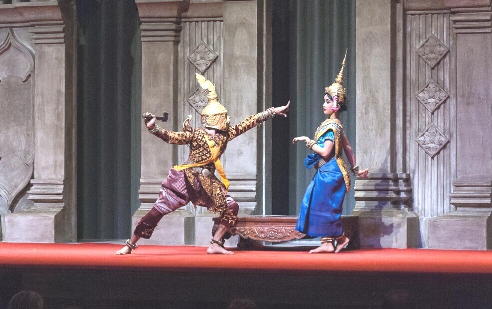 Danza apsara Una danza cambogiana in cui un maligno sfida una fanciulla