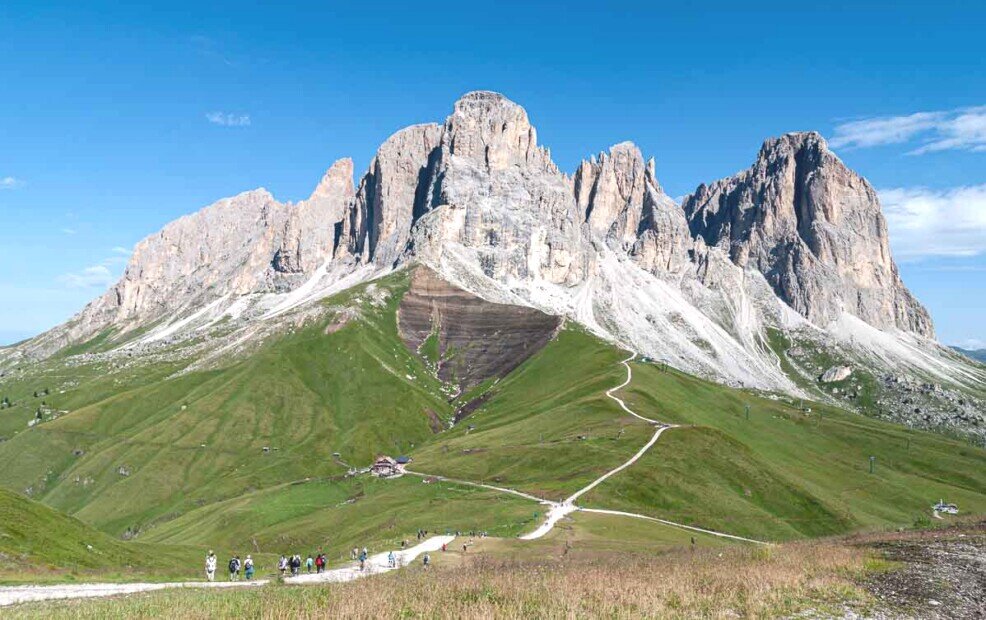 Anello Sasso Piatto Sasso Lungo Il Gruppo del Sassolungo da cui parte la passeggiata in discesa verso il Rifugio Friederich August
