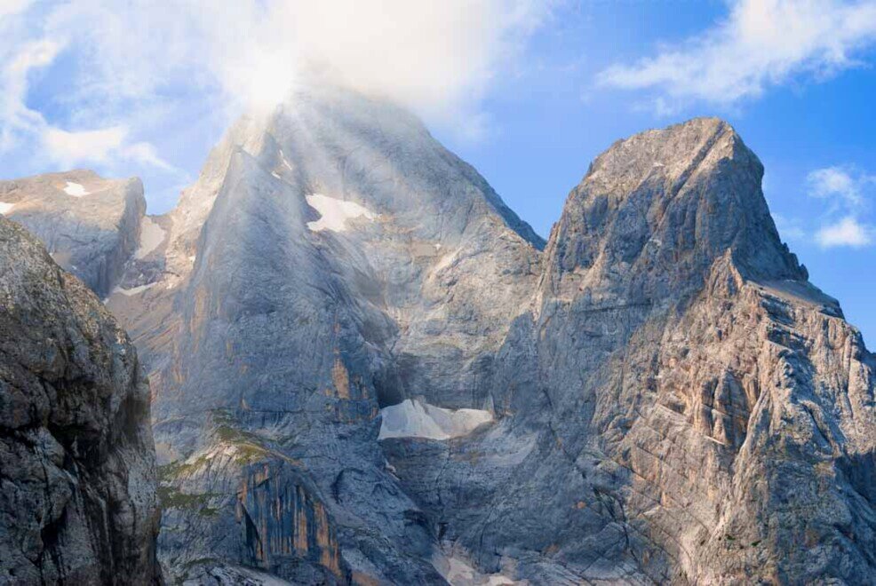 La mole del Gran Verrnel che domina il rifugio Castiglioni.