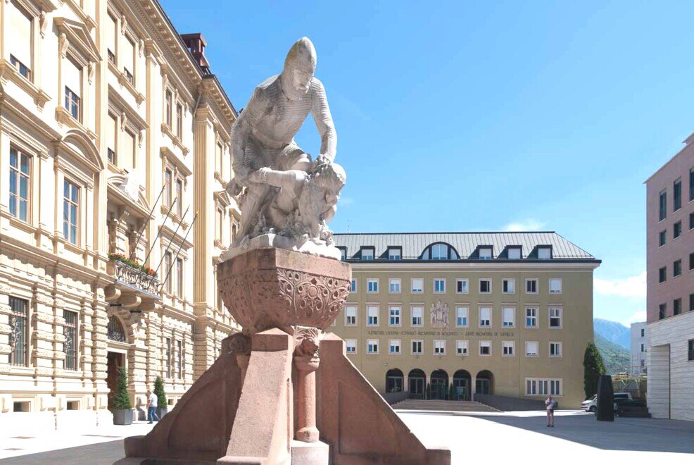 Piazza Magnago, con il Palazzo della Provincia e la fontana di Re Laurino.