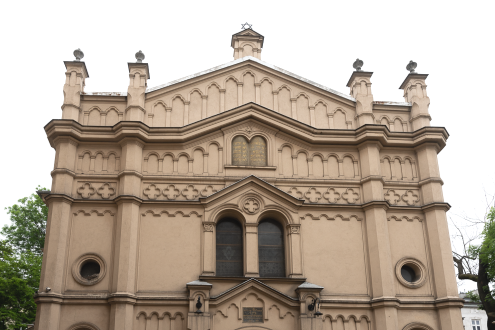Edificio beige di grandi dimensioni, il Tempio della sinagoga di Cracovia, un importante luogo di culto ebraico.