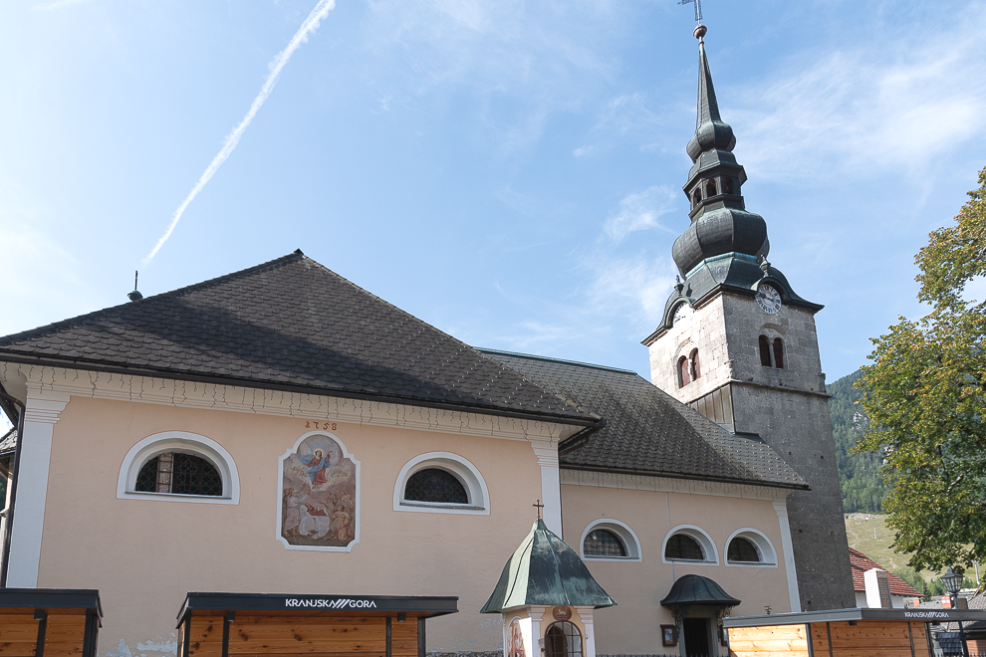 Kranjska Gora chiesa della Madonna dell'Ascensione Il tetto di una chiesa e un campanile a Kranjska Gora