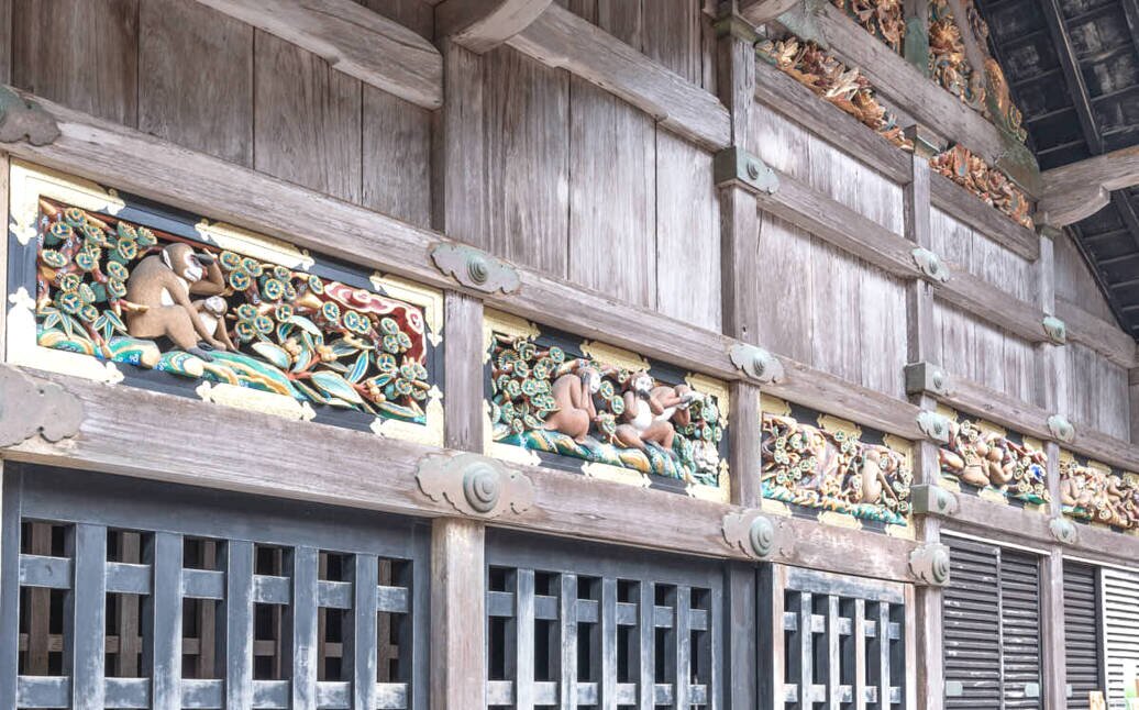 Le tre scimmie sagge Grande edificio in legno con numerosi intagli decorativi, ispirato alle tre scimmie sagge: non vedo, non sento, non parlo.