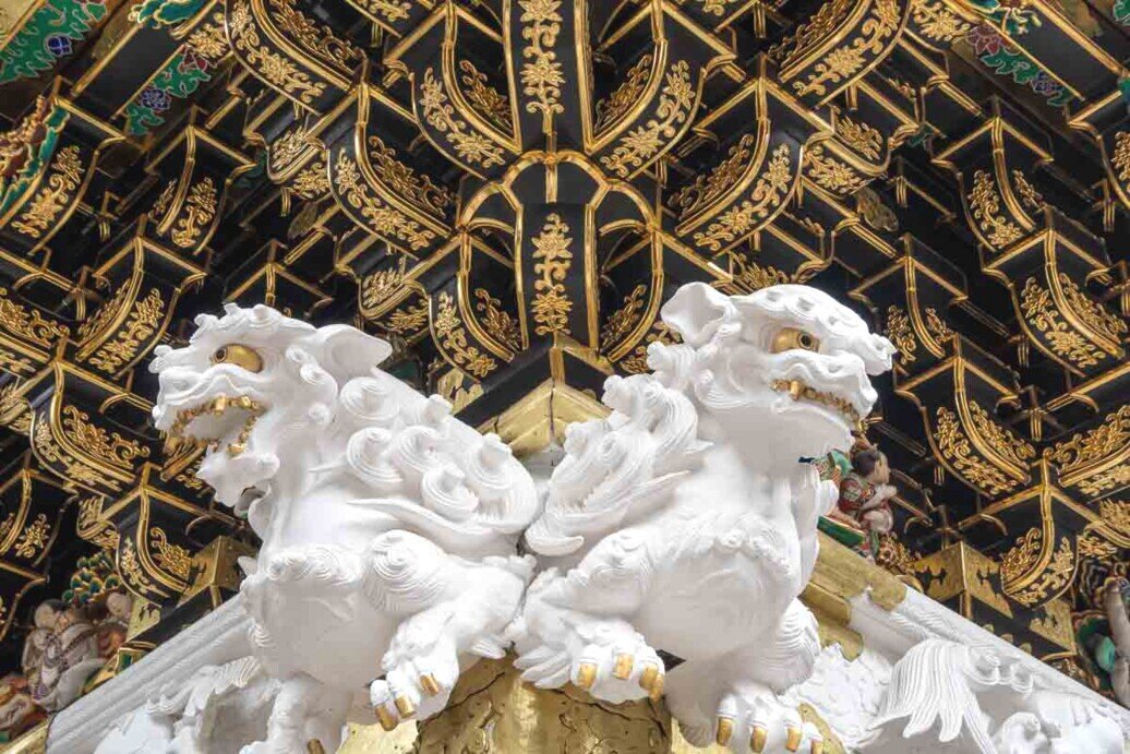 Santuario Toshogu_Yomei Due draghi bianchi circondati da foglie oro nel Santuario Toshogu_Yomei.