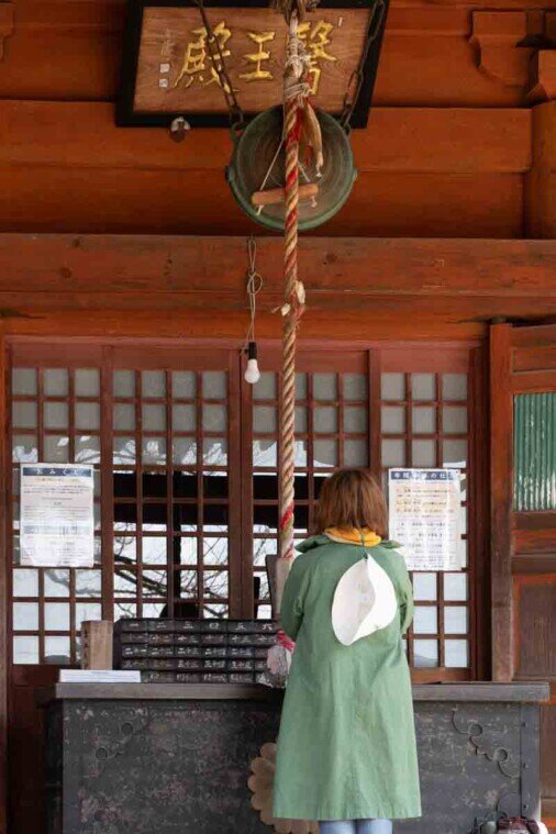 Donna prega al tempio Hida Kokubun-ji